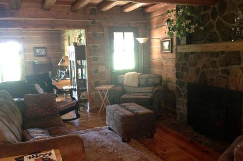 Charming Log Cabin Rental with Outdoor Grill near Gifford Pinchot National Forest in Trout Lake