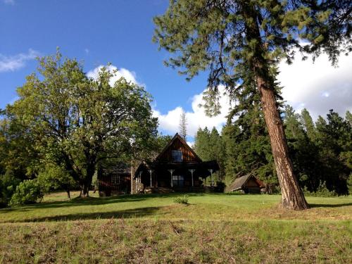 Charming Log Cabin Rental with Outdoor Grill near Gifford Pinchot National Forest in Trout Lake
