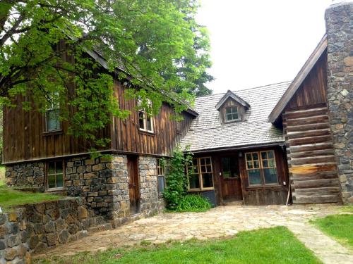 Charming Log Cabin Rental with Outdoor Grill near Gifford Pinchot National Forest in Trout Lake