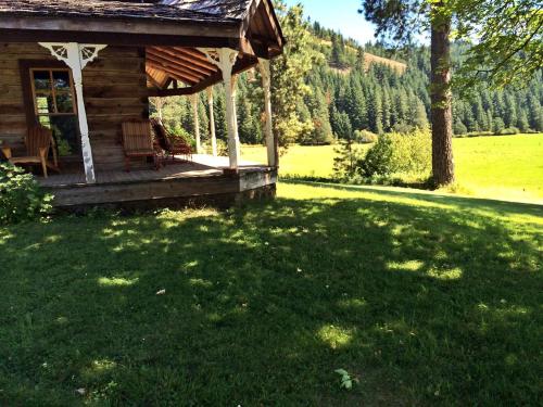Charming Log Cabin Rental with Outdoor Grill near Gifford Pinchot National Forest in Trout Lake
