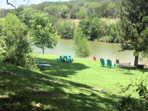 Lovely Studio Rental with Hamilton Creek Views for Vacation in Marble Falls, Texas