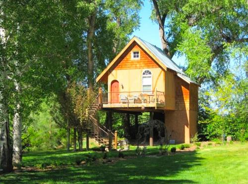 Luxurious Tree House on a Working Farm in the Mountains near Santa Fe, New Mexico in Arroyo Seco