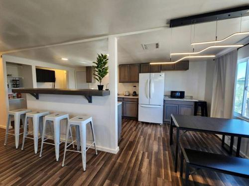 Modern Cabin with Arcade, Foosball Table and Fire Pit in Meadview, Arizona in 米德維尤
