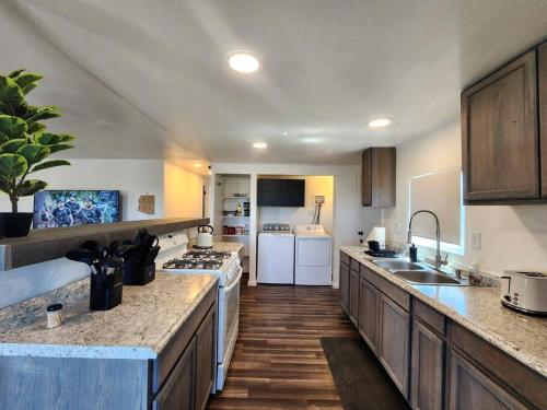 Modern Cabin with Arcade, Foosball Table and Fire Pit in Meadview, Arizona in 米德維尤