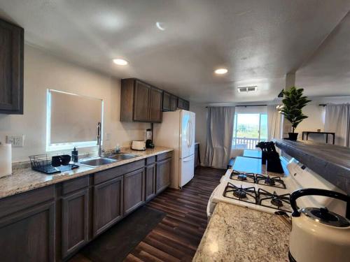 Modern Cabin with Arcade, Foosball Table and Fire Pit in Meadview, Arizona in 米德維尤