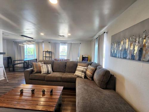 Modern Cabin with Arcade, Foosball Table and Fire Pit in Meadview, Arizona in 米德維尤