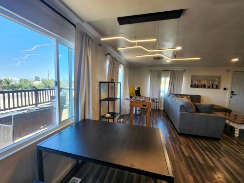 Modern Cabin with Arcade, Foosball Table and Fire Pit in Meadview, Arizona in 米德維尤