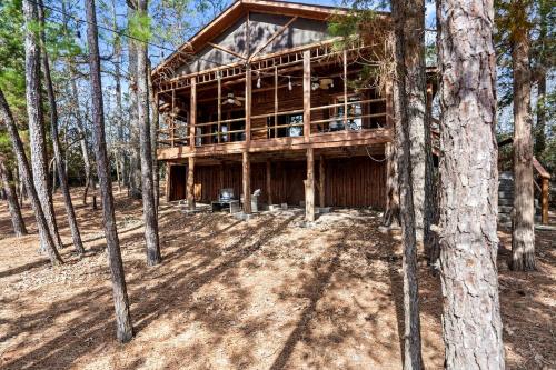 . Tranquil Peaceful Cabin with Stunning Lake Views in La Grange, Texas