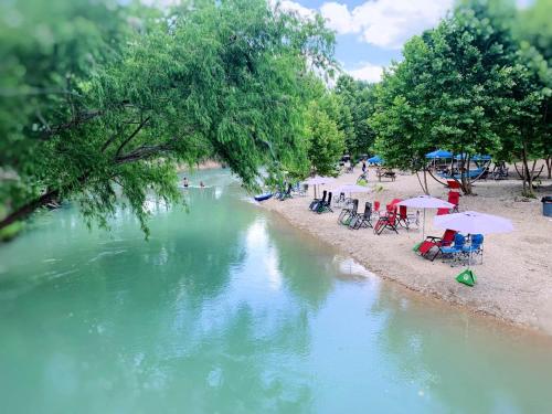 Charming Safari Tent on the San Marcos River near Kingsbury, Texas - Perfect for an Aquatic Adventur in 盧靈(TX)