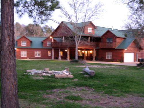 Secluded Lodge with a Private Pond and a Hot Tub near Bastrop, Texas