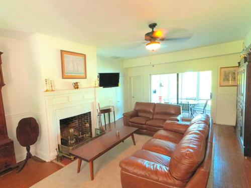 Family-Friendly Waterfront Getaway with a Swimming Pool and Dock in Cambridge, Maryland in Cambridge (MD)