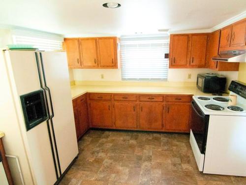 Family-Friendly Waterfront Getaway with a Swimming Pool and Dock in Cambridge, Maryland in Cambridge (MD)
