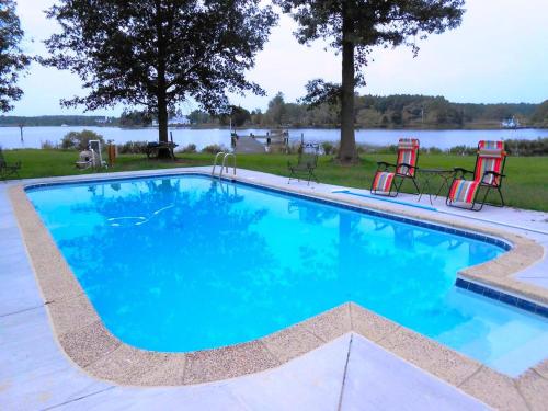 Family-Friendly Waterfront Getaway with a Swimming Pool and Dock in Cambridge, Maryland in Cambridge (MD)