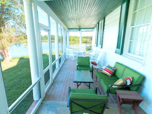 Family-Friendly Waterfront Getaway with a Swimming Pool and Dock in Cambridge, Maryland in Cambridge (MD)