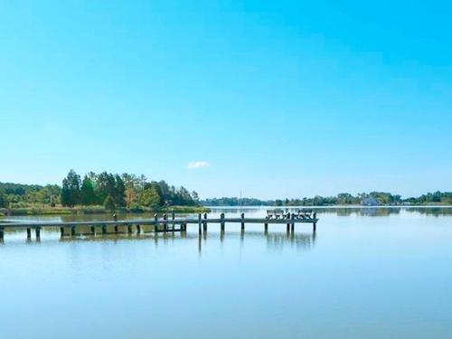 Family-Friendly Waterfront Getaway with a Swimming Pool and Dock in Cambridge, Maryland in Cambridge (MD)