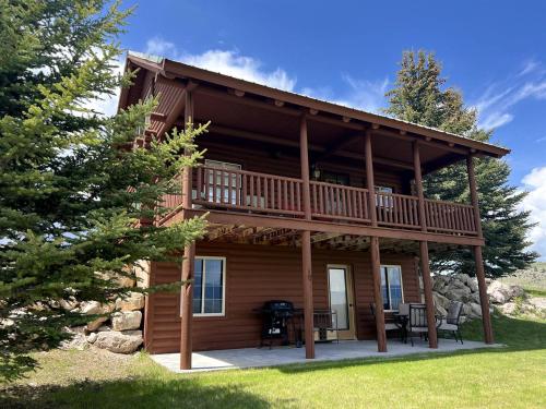 . Charming Cabin with Spectacular Mountain Views near Madison River in Ennis, Montana
