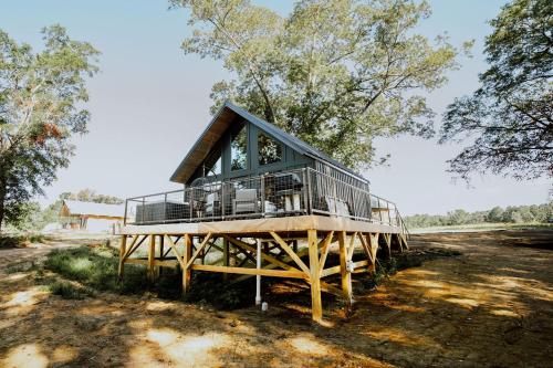 . Cozy Modern Cabin with Deck and Hot Tub in Cedar Bluff, Alabama