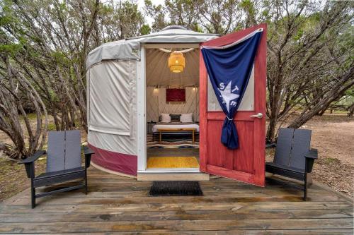 Cozy Yurt in Texas Hill Country for Glamping near Austin in 드리핑 스프링 (TX)