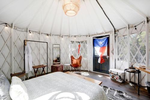 Cozy Yurt in Texas Hill Country for Glamping near Austin in 드리핑 스프링 (TX)