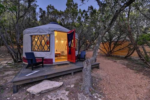 Cozy Yurt in Texas Hill Country for Glamping near Austin in 드리핑 스프링 (TX)
