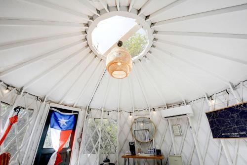 Cozy Yurt in Texas Hill Country for Glamping near Austin in 드리핑 스프링 (TX)