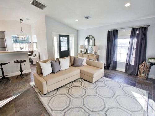 Idyllic Waterfront Rental with Shared Pool Access in Jupiter, Florida in 朱庇特