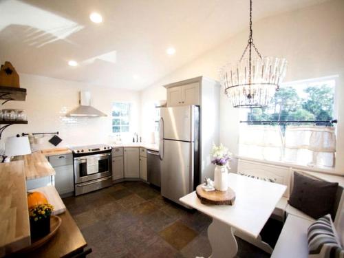 Idyllic Waterfront Rental with Shared Pool Access in Jupiter, Florida in 朱庇特