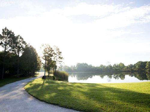 Idyllic Waterfront Rental with Shared Pool Access in Jupiter, Florida in 朱庇特