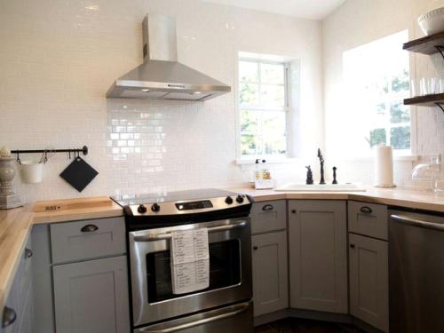 Idyllic Waterfront Rental with Shared Pool Access in Jupiter, Florida in 朱庇特