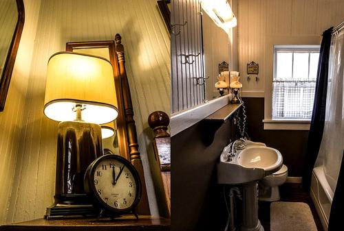 Charming Glamping Rental with Fireplace near Great Smoky Mountains National Park in กรีนเนวิลล์