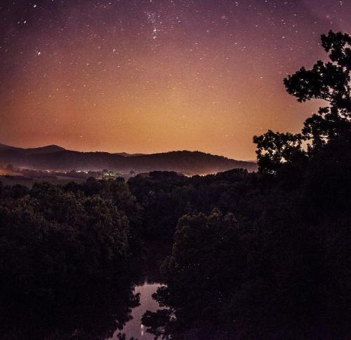 Charming Glamping Rental with Fireplace near Great Smoky Mountains National Park in กรีนเนวิลล์