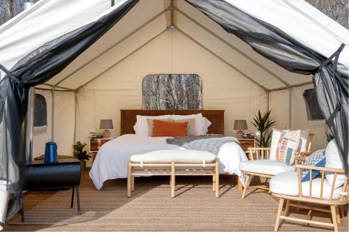 Fabulous Michigan Glamping Getaway near South Haven in Lacota