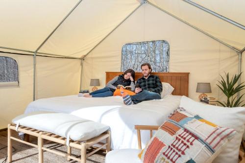 Fabulous Michigan Glamping Getaway near South Haven in Lacota