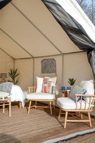 Fabulous Michigan Glamping Getaway near South Haven in Lacota