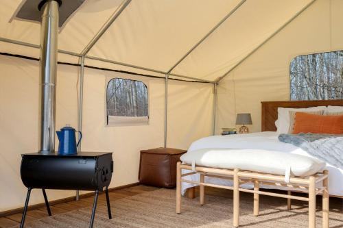 Fabulous Michigan Glamping Getaway near South Haven in Lacota
