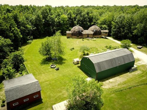 Pezsgőfürdő, Fabulous Michigan Glamping Getaway near South Haven in Lacota
