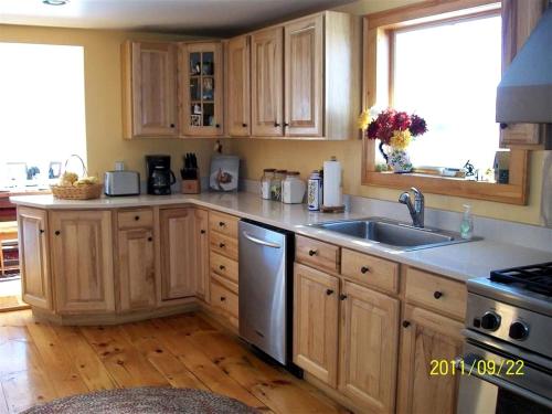 Enchanting Secluded Cabin Rental near Salem, New York in Sandgate
