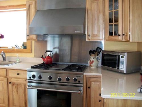 Enchanting Secluded Cabin Rental near Salem, New York in Sandgate