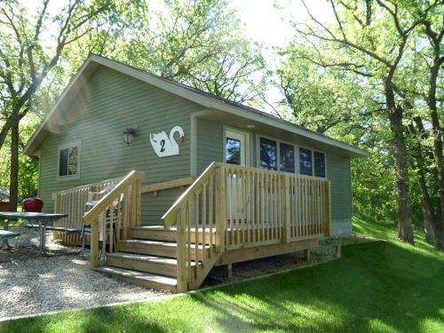 Minnesota Glamping Retreat in Lakeside Cabin for 6 in Fergus Falls in Fergus Falls (MN)