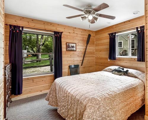 Minnesota Glamping Retreat in Lakeside Cabin for 6 in Fergus Falls in Fergus Falls (MN)