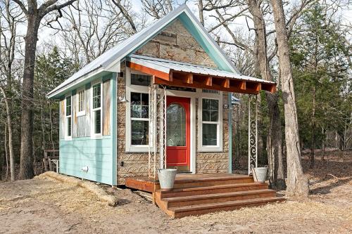 . Rustic and Romantic Cabin with Breakfast Included near Royse City, Texas