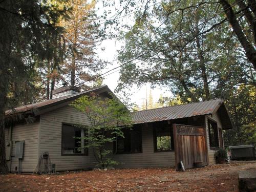 Country Cabin with Spa Hot Tub and Private Deck near Rollins Lake in California, Gold Run