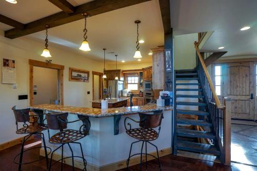 Scenic Mountain Cabin with Creekside Deck & Outdoor Fireplace near North Meadow Creek, Montana in Ennisa (MT)