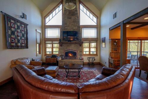 Scenic Mountain Cabin with Creekside Deck & Outdoor Fireplace near North Meadow Creek, Montana in Ennisa (MT)