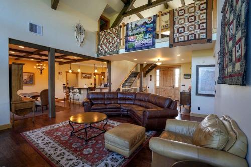 Scenic Mountain Cabin with Creekside Deck & Outdoor Fireplace near North Meadow Creek, Montana in Ennisa (MT)