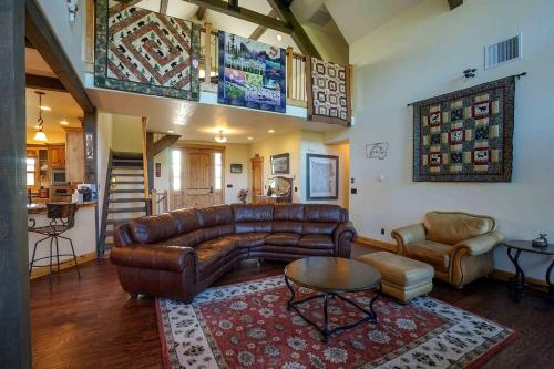 Scenic Mountain Cabin with Creekside Deck & Outdoor Fireplace near North Meadow Creek, Montana in Ennisa (MT)