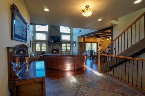 Scenic Mountain Cabin with Creekside Deck & Outdoor Fireplace near North Meadow Creek, Montana in Ennisa (MT)