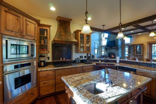 Scenic Mountain Cabin with Creekside Deck & Outdoor Fireplace near North Meadow Creek, Montana in Ennisa (MT)