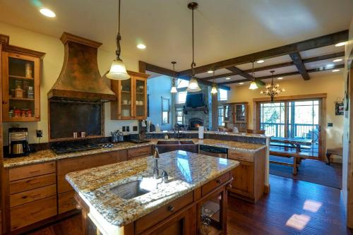 Scenic Mountain Cabin with Creekside Deck & Outdoor Fireplace near North Meadow Creek, Montana in Ennisa (MT)