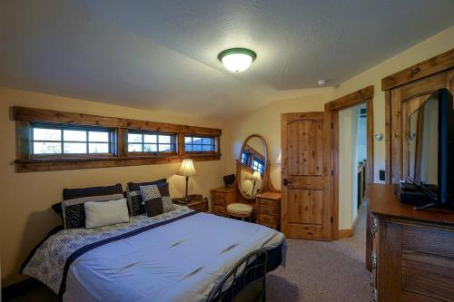 Scenic Mountain Cabin with Creekside Deck & Outdoor Fireplace near North Meadow Creek, Montana in Ennisa (MT)